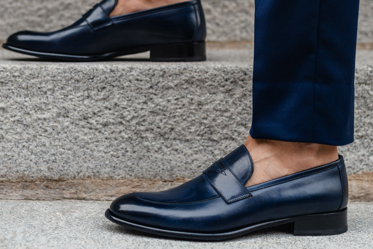 navy blue dress loafers Style Secret a loafer can do no wrong! When I put this look together I knew I pair this ivory suit with a navy shoe because theres a bit more depth and its not as stark of a contrast as Experience luxurious style with our navy blue dress loafers Mens Navy Dress Shoes |